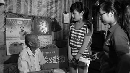 江西省南昌市福彩中心走访困难家庭送慰问物资