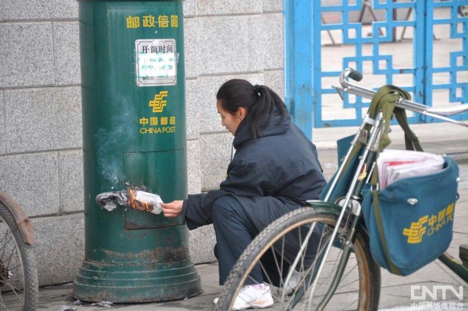 吉林:<em>女邮递员</em>火烤邮筒 解冻取信件 - 新闻大家