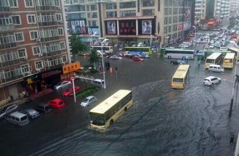 哈尔滨遭暴雨袭击图片_WWW.66152.COM