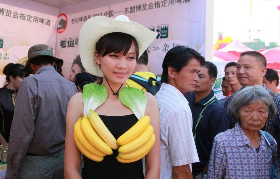 东南亚美食节<em>模特</em>用水果当<em>胸罩</em> - 新闻跟帖 -