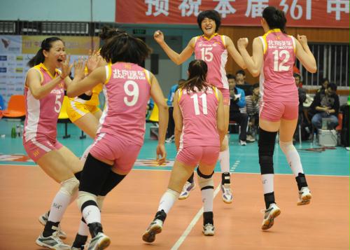 女排联赛揭幕战 北京3-2爆冷胜卫冕冠军天津