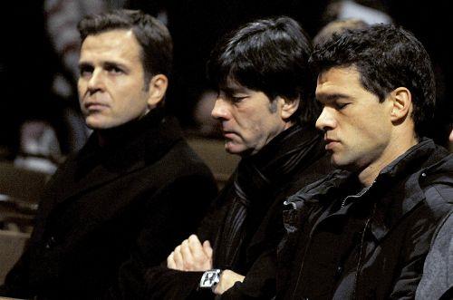 [组图]巴拉克安慰恩克妻 比埃尔霍夫泣不成声_