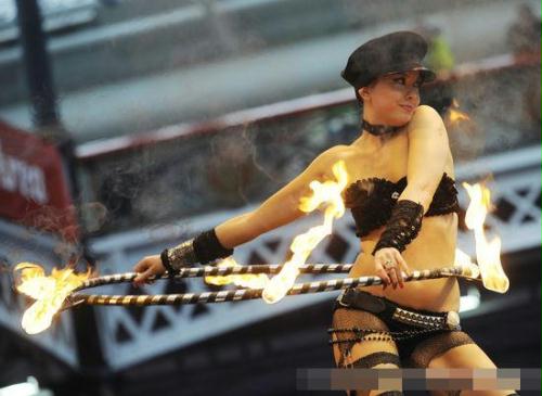 [组图]美女舞动火焰呼啦圈 火乳交融 激情性感_