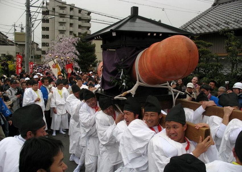 日本奇特kanamara祭 民众膜拜男性生殖器图腾 _图片频道_新闻台_中国