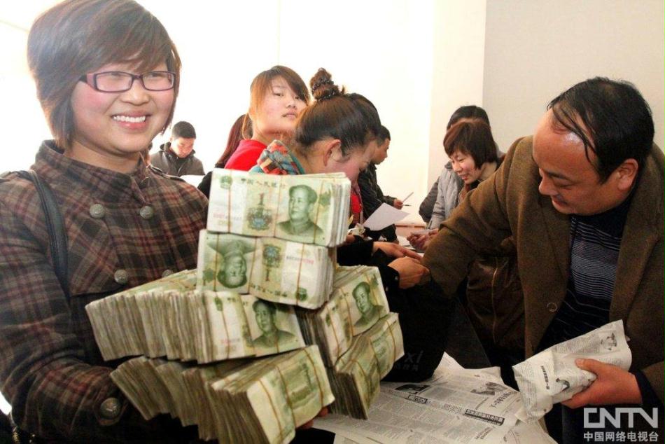 河南商丘公交公司连续12年用成捆零钱发工资 _图片频道_新闻台_中国网