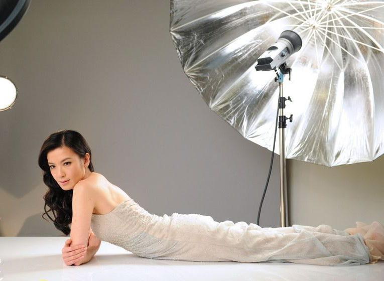 林熙蕾产后复出拍广告 大秀苗条身材