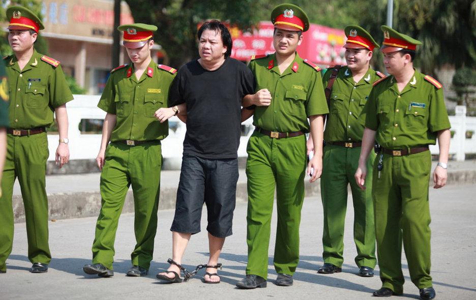 广东男子挪用公款3000万 潜逃越南被抓归案 (1)