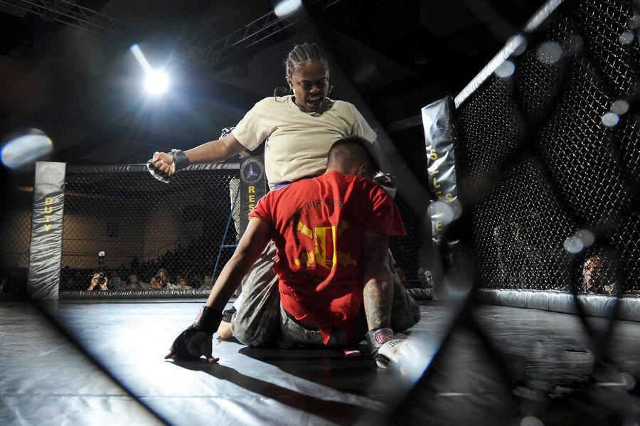 美国女兵参与铁笼角斗大赛 将男兵打翻胯下(1)