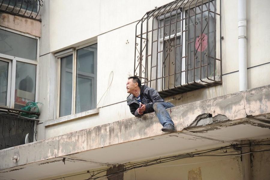 哈尔滨男子失控跳楼自残 手持尖刀满街跑