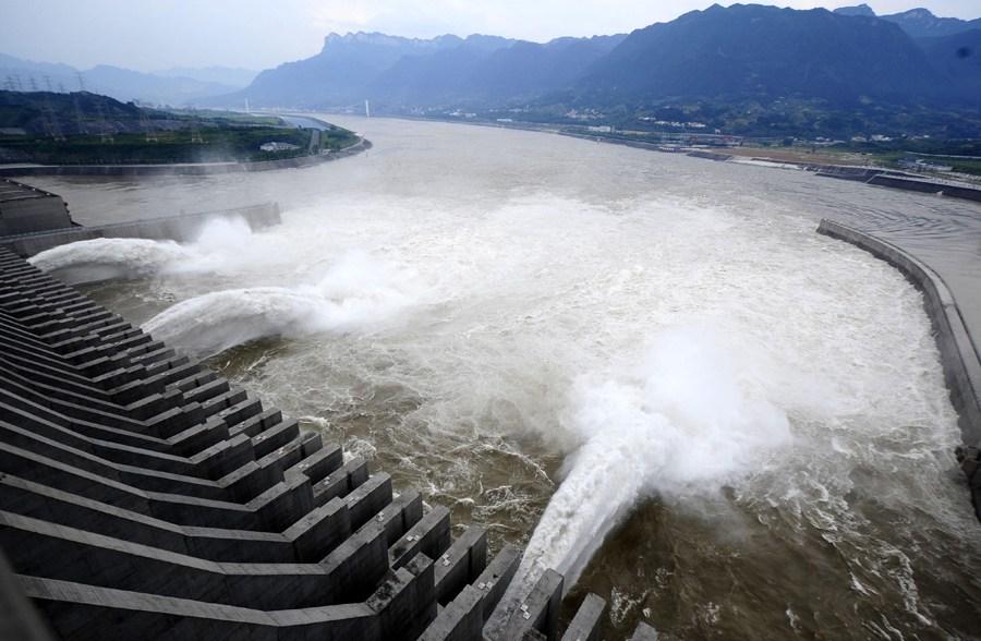 三峡大坝今年首次开闸泄洪