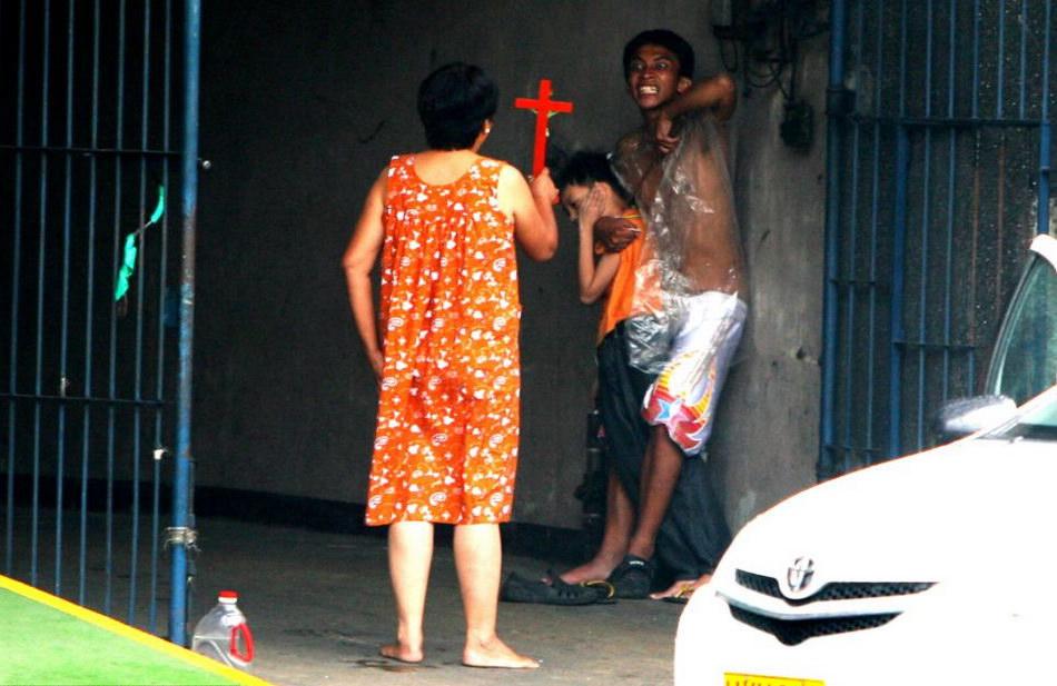 菲男子绑架幼童 母亲持十字架对抗