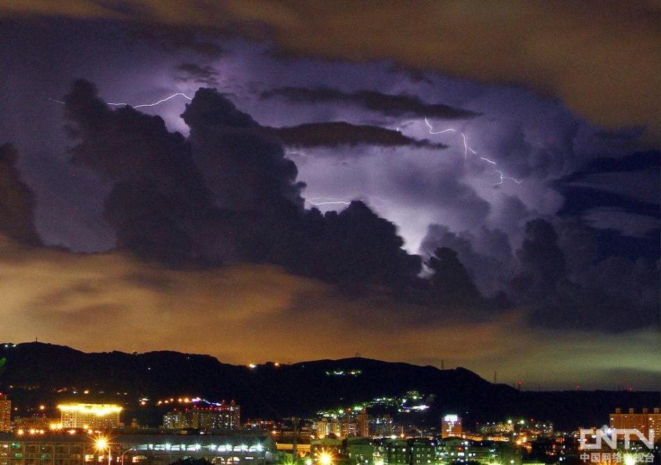 03 台北遇雷雨 乌云夹杂雷电景象壮观