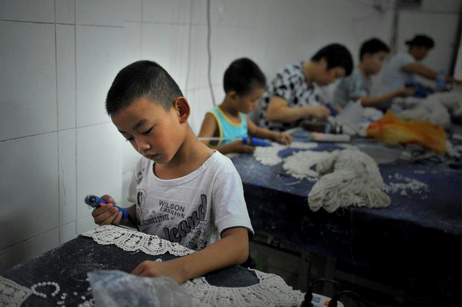 广州:小候鸟暑期找父母 无奈做"童工"