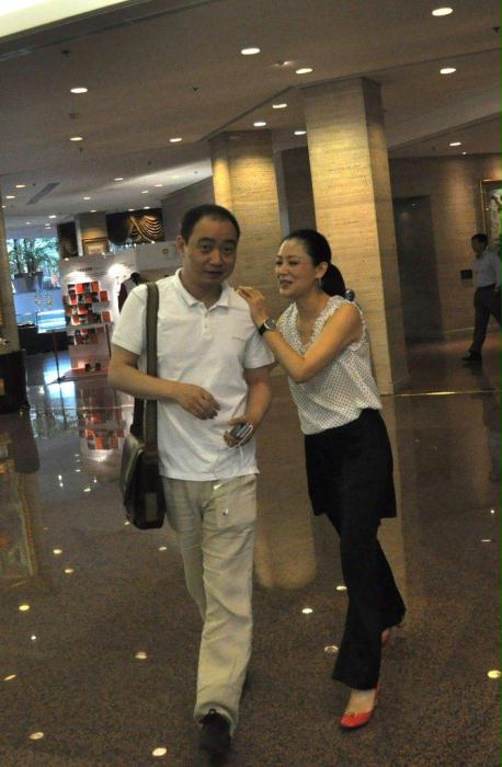 与神秘中年男子撒娇亲热聊 陈红似有求于人遭拒绝