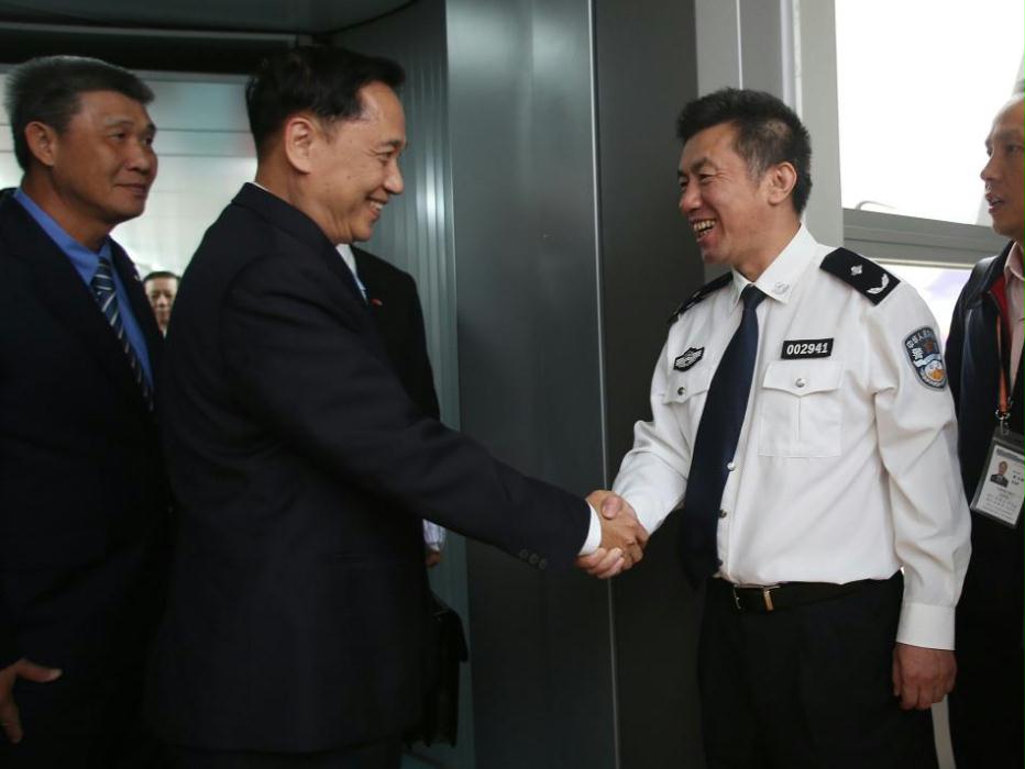 当日,泰国警察总署副总警监班西里率领6名警察和10名证人,专程来华为"