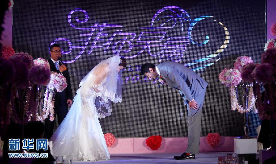 新闻台 图片频道    10月7日,莫科(右)与周雅菲在婚礼上.
