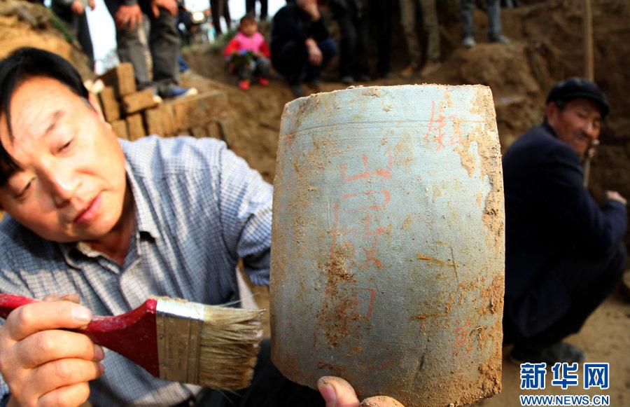 河南商丘:明代夫妇合葬古墓出土 青砖瓦块现奇特"文字"