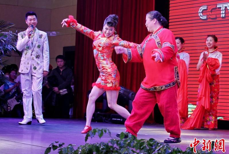 为农民网络春晚当评委 芙蓉姐姐与大妈"斗舞"(1)