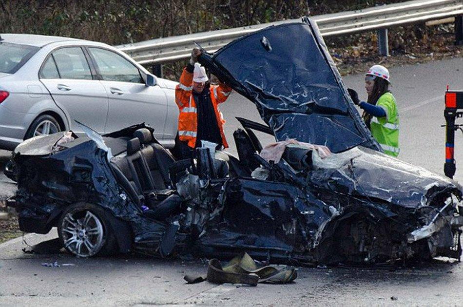 英国两宝马飙车激烈碰撞致多人伤亡