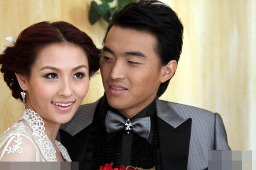 2009年12月1日,近日,冯潇霆和娇妻赵盈在大连为代言的西班牙婚纱品牌